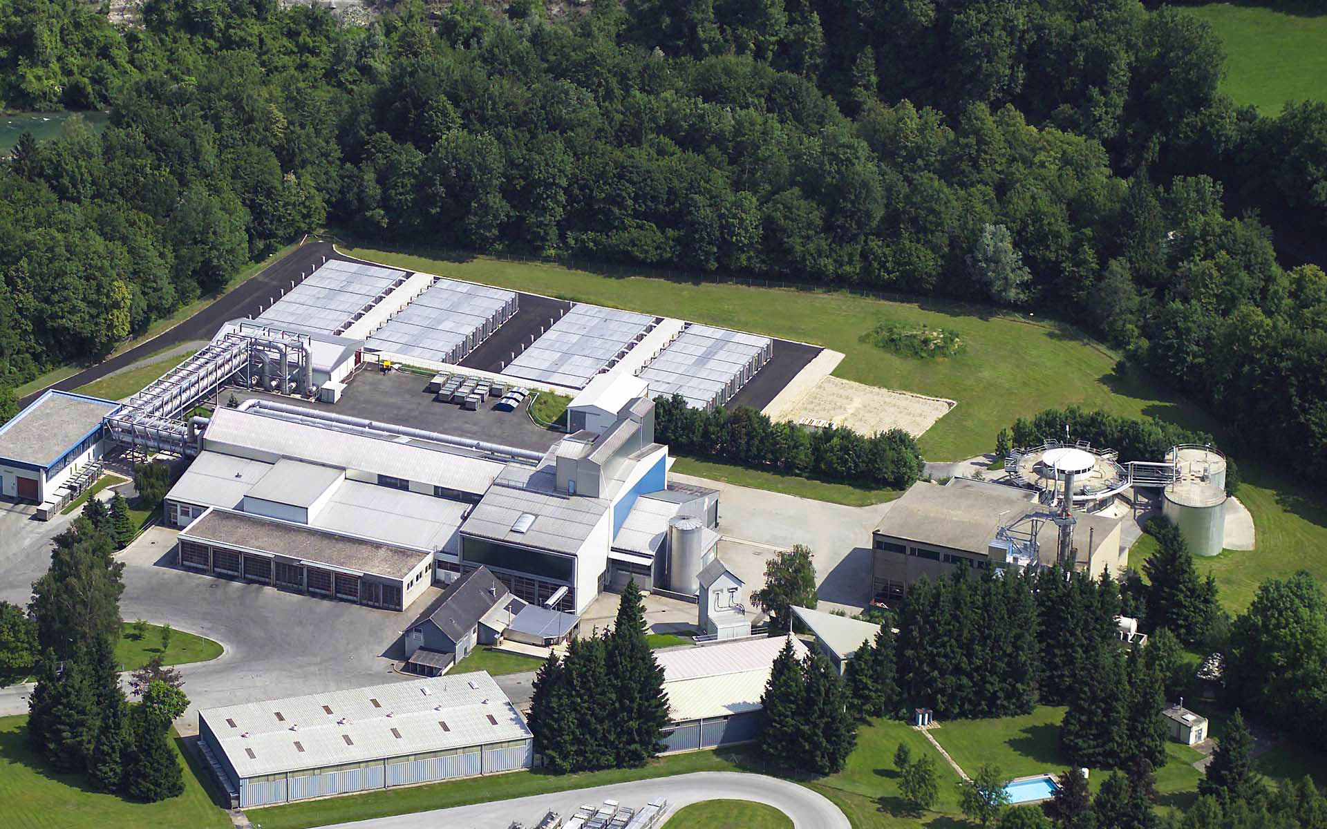 In the rendreing plant, an exhaust air system captures all odor emitters, chemical air washers humidify the exhaust air and separate water-soluble pollutants, in closed biofilters microorganisms convert the remaining pollutants into odorless substances