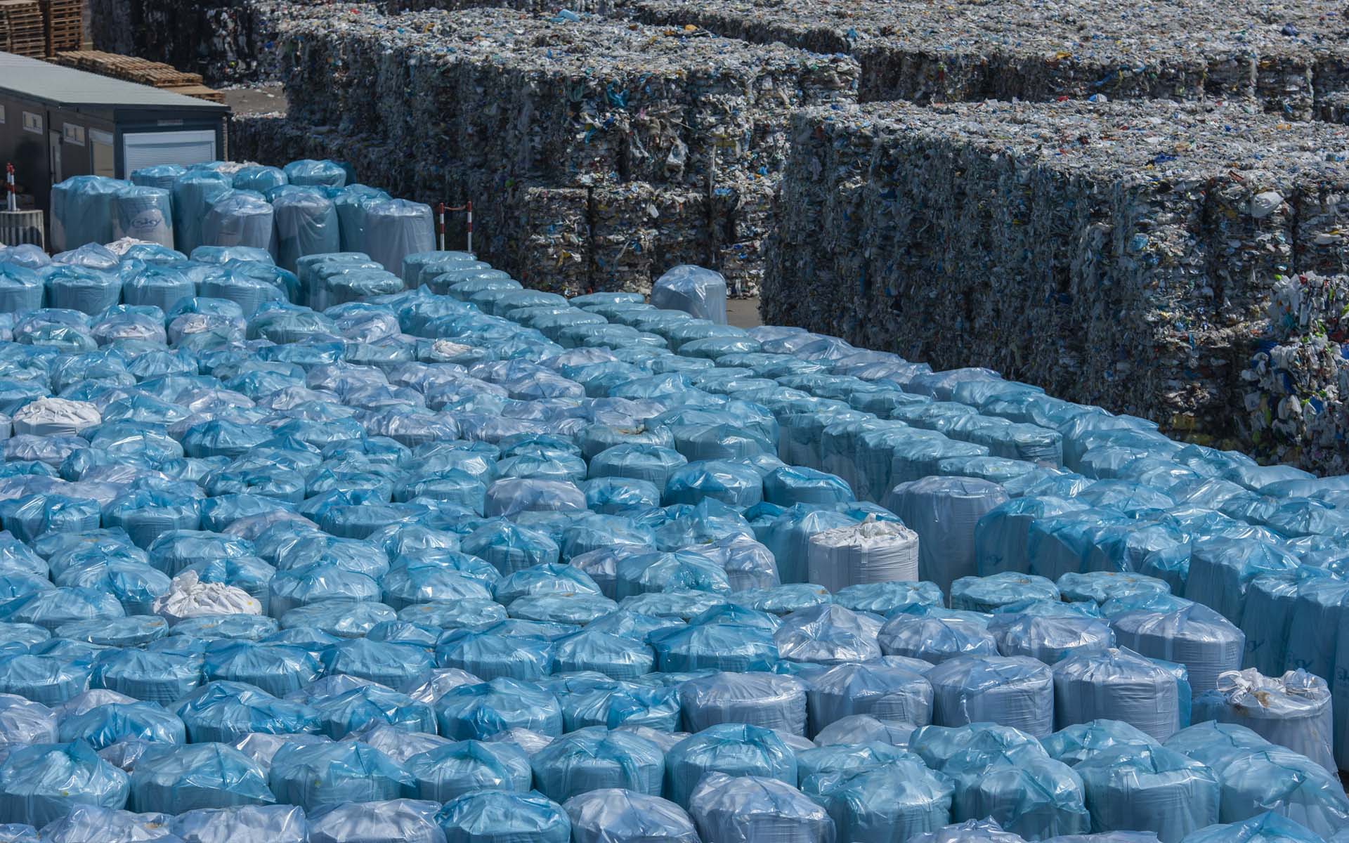 El aire residual de esta planta de reciclaje de plásticos de Carintia se limpia de contaminantes mediante la tecnología de lavadores de BIONIK y se acondiciona para la posterior eliminación de olores en el biofiltro