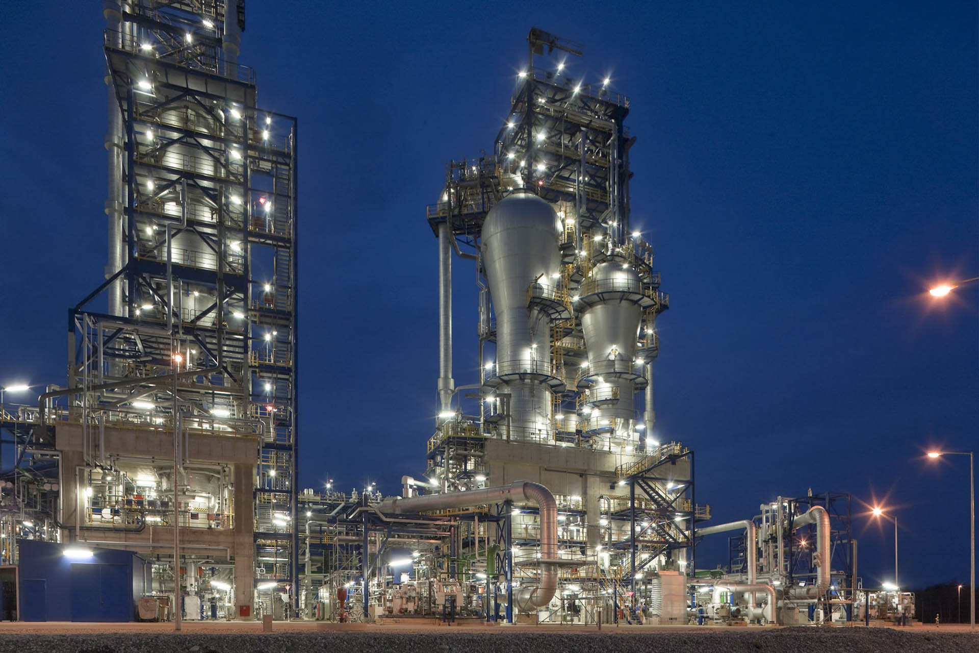 En la industria química, los procesos biológicos de tratamiento de aire residual y de los gases residuales, como los biofiltros, los biofiltros percoladores, los lavadores húmedos o scrubbers o los filtros de carbón activo, han demostrado su eficacia en el tratamiento de las corrientes de aire residual cargadas de contaminantes