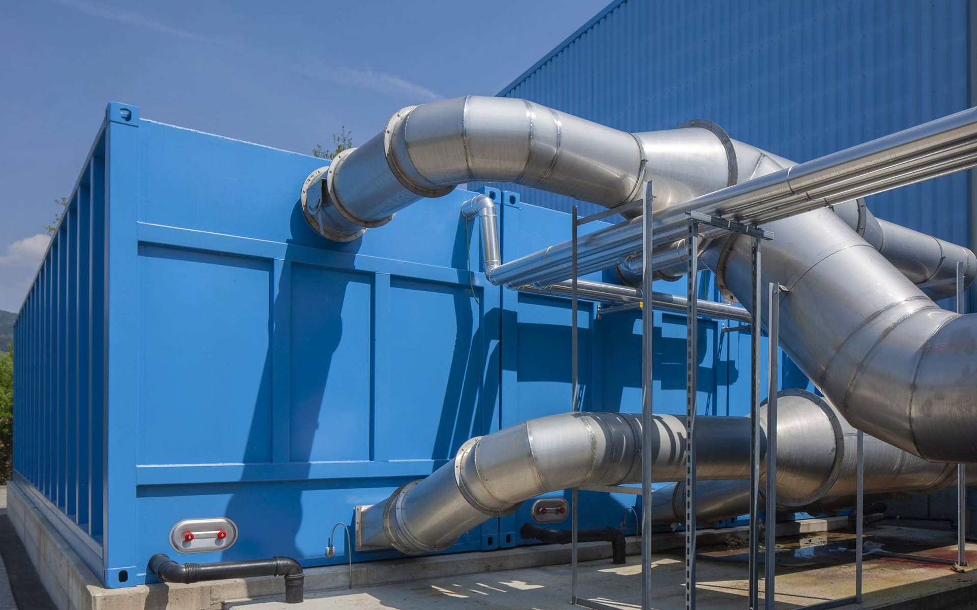 Construcción de un biofiltro contenedor de acero con tuberías de acero inoxidable para el tratamiento de aire residual de una planta de reciclaje de plásticos, Carintia, Austria