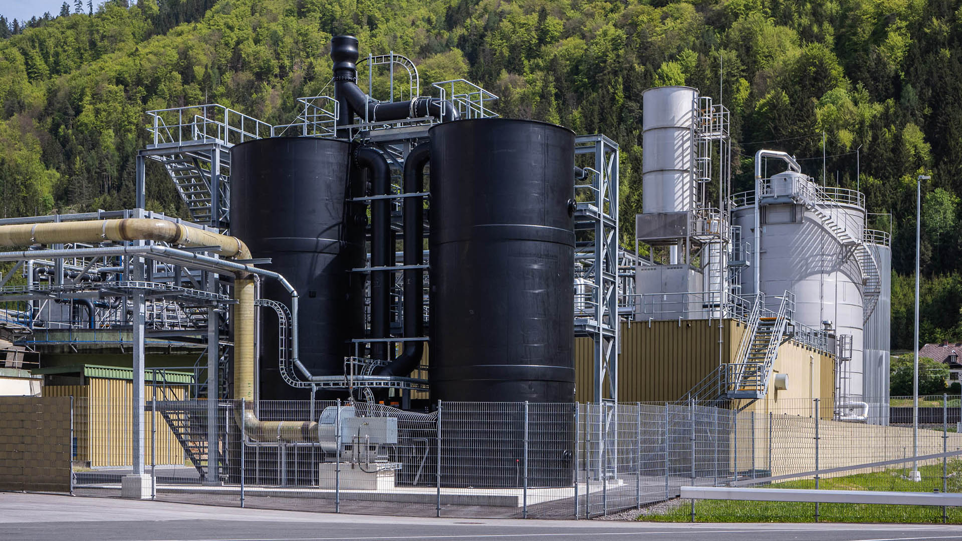 Biológiai töltetes légmosó vagy biogiai csepegtetőtestes reaktorok megtisztítják az erősen szennyezett elszívott levegőáramokat – itt egy kartongyárban, Stájerországban, Ausztriában