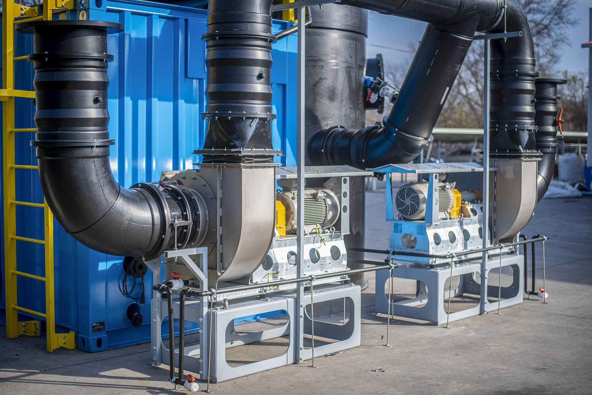 Egy petrolkémiai ipari légtiszító rendszer részei – a képen egy ventilátorok és csőrendszer   Magyarországon